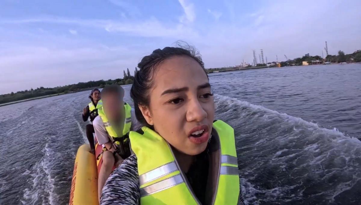 GEGER! Azia Riza Jerit-jerit Histeris Naik Banana Boat, Hampir Terjatuh Berkali-kali!