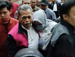 Tangis Pecah di Pengadilan: Istri Hakim Pelaku Suap CPO Rp 40 Miliar Tak Kuasa Lepas Pelukan Terakhir