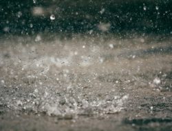 Jakarta Selatan Banjir Lagi, Kali Keuangan Meluap hingga 30 Centimeter!