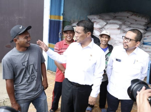 Harga Pupuk Turun 20%! Amran Sidak ke Lampung, Ini Rincian Harga Baru untuk Petani