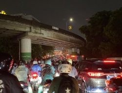 Macet Parah TB Simatupang Malam Ini: Pengendara Sampai Matikan Mesin, Ternyata Ini Penyebabnya!