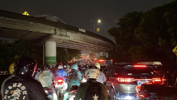 Macet Parah TB Simatupang Malam Ini: Pengendara Sampai Matikan Mesin, Ternyata Ini Penyebabnya!