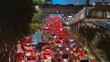 Hujan Lebat Lumpuhkan Jakarta, Ini Titik Macet Paling Parah Saat Ini!