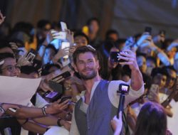 Kenapa Fans K-Pop & Suporter Bela Mati-matian? Ini Penjelasan Psikologinya!