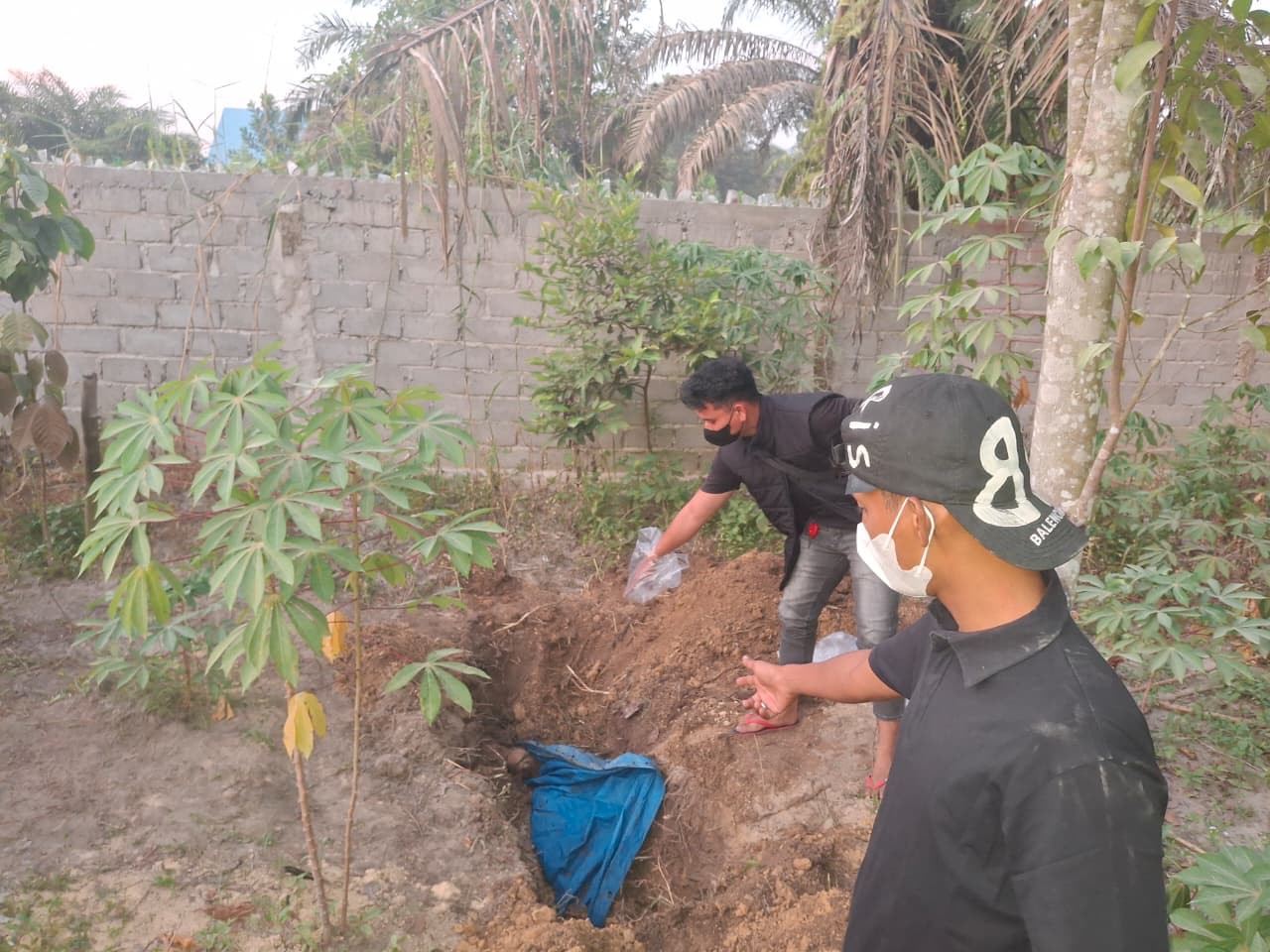 Misteri Mayat Pria Telanjang di Kebun Siak: Terkubur dengan Terpal Biru, Siapa Korban dan Dalangnya?