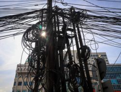 Waspada Korsleting! Tumpukan Kabel Spaghetti di Otista Raya Ancam Pejalan Kaki