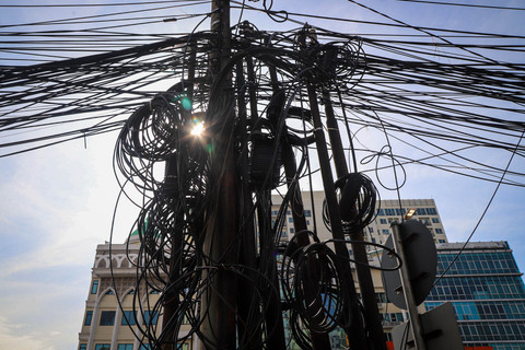 Waspada Korsleting! Tumpukan Kabel Spaghetti di Otista Raya Ancam Pejalan Kaki