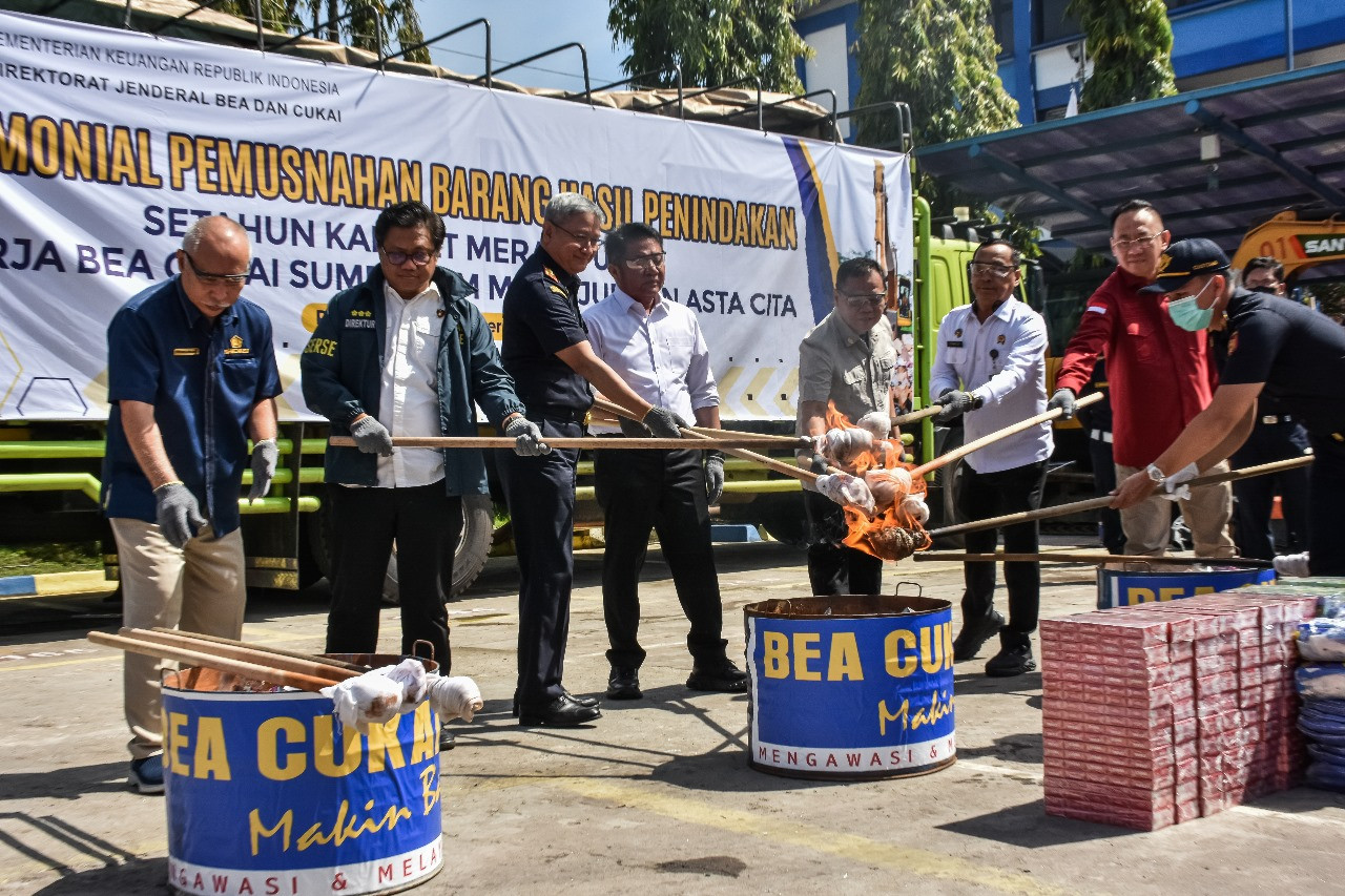 Tembus Rp 759 Miliar! Rahasia Sukses Bea Cukai Sumbagtim Gemparkan Ekspor & Hajar Barang Ilegal