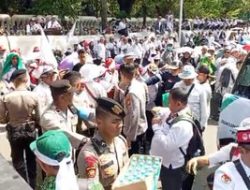 Polda Metro Jaya Bagi-Bagi Air Mineral & Roti ke Guru Demo, Reaksinya Bikin Haru