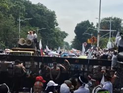 Demo Guru Honorer 2025 Tuntut Kesetaraan, Jalan di Sekitar Istana Ditutup Total!