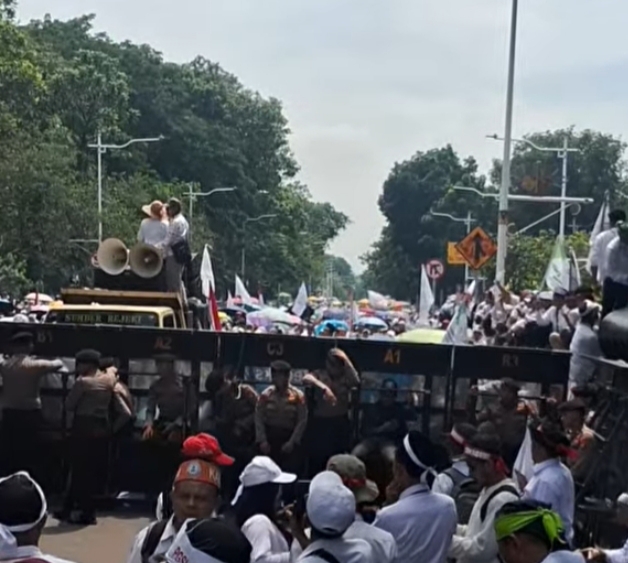 Demo Guru Honorer 2025 Tuntut Kesetaraan, Jalan di Sekitar Istana Ditutup Total!