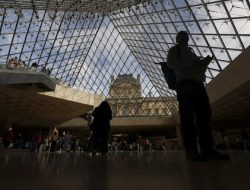 TERUNGKAP! 5 Tersangka Baru Kasus Pencurian Perhiasan Kerajaan Louvre Ditangkap, Satu Diduga Ada di TKP