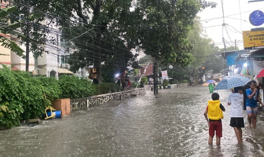 Banjir Jakarta Lumpuhkan 7 Rute Transjakarta! Cek Daftar Halte yang Dialihkan Hari Ini