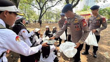 Brimob Bagi-Bagi Makanan ke Guru Honorer yang Demo, Ternyata Ini Alasannya