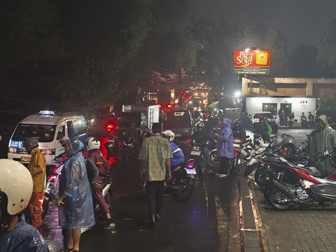Banjir Jakarta Selatan Lumpuh Total! Jalan Benda Bawah Cilandak Jadi Lautan, Motor Terjebak Mogok