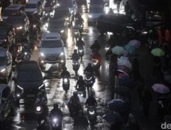 Kemacetan Parah Jakarta Selatan Malam Ini: Pohon Tumbang & Banjir 1 Meter Lumpuhkan Jalan Utama!