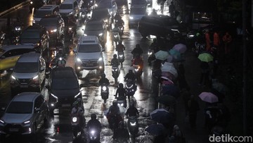 Kemacetan Parah Jakarta Selatan Malam Ini: Pohon Tumbang & Banjir 1 Meter Lumpuhkan Jalan Utama!