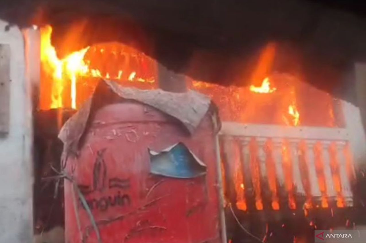 Kebakaran Misterius di Asrama Polri Kramat Jati, 6 Damkar Dikerahkan!