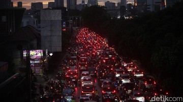 Hujan Deras Guyur Jakarta, Tol Dalam Kota Masih Macet Parah Malam Ini?