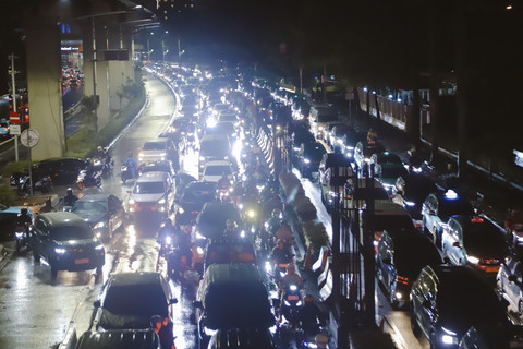 Hujan Deras Gempur Jakarta, Rasuna Said Lumpuh Total!