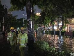 Banjir 1 Meter Gagalkan Mobil Terobos di Kemang, Lalu Lintas Lumpuh Total!