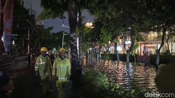 Banjir 1 Meter Gagalkan Mobil Terobos di Kemang, Lalu Lintas Lumpuh Total!