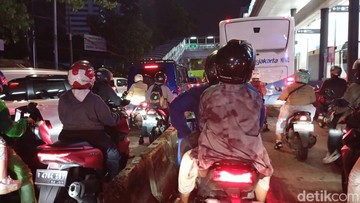 Kemacetan Parah Malam Ini di Jalan Gatot Subroto: Semanggi hingga Kuningan Macet Total