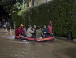 Banjir Kemang Jakarta Belum Surut, Damkar Evakuasi Karyawan Kantor Terkepung
