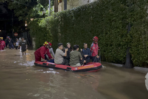 Banjir Kemang Jakarta Belum Surut, Damkar Evakuasi Karyawan Kantor Terkepung