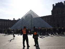 Pencurian 8 Perhiasan Berharga di Museum Louvre, 5 Tersangka Ditangkap