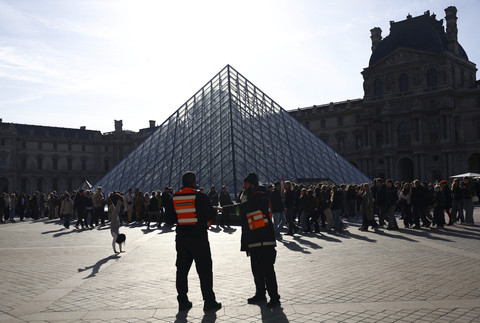 Pencurian 8 Perhiasan Berharga di Museum Louvre, 5 Tersangka Ditangkap