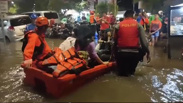 Brimob Polda Metro Jaya Siaga & Evakuasi Warga Terdampak Banjir Jakarta