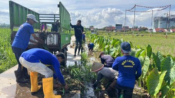 Lapas Purwokerto Gelar Bakti Sosial: Bersihkan Irigasi & Bagikan Sembako