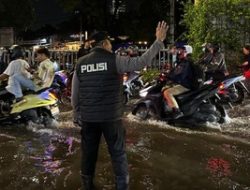 Banjir Tendean 50 Cm Picu Macet Parah, Ini Upaya Kapolsek Mampang