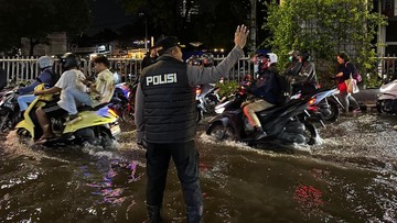 Banjir Tendean 50 Cm Picu Macet Parah, Ini Upaya Kapolsek Mampang