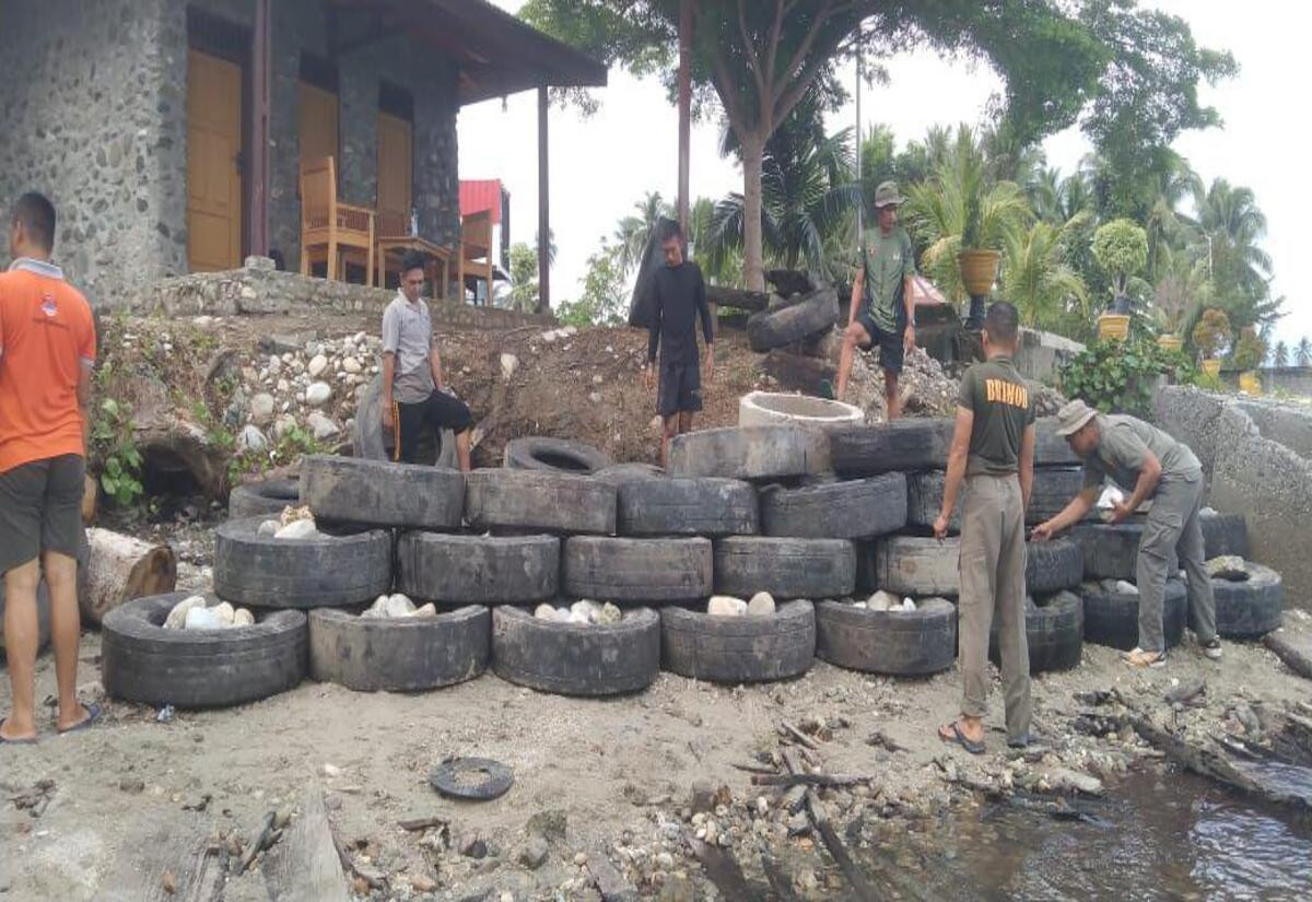 Elnusa Petrofin Hibah 367 Ban Bekas untuk Program Appostraps Mitigasi Abrasi di Poso