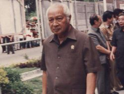 Soeharto Calon Pahlawan Nasional 2025: Proses, Kriteria, dan Kontroversi