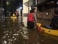 Banjir Pela Mampang Jaksel 1 Meter, Polisi Evakuasi Warga Pakai Perahu Kano