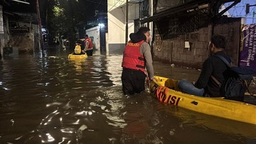 Banjir Pela Mampang Jaksel 1 Meter, Polisi Evakuasi Warga Pakai Perahu Kano