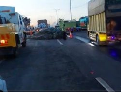 Evakuasi Truk Terguling di KM 17 Tol JORR Selesai, Lalu Lintas Kembali Normal