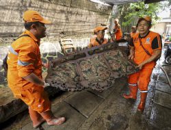 Banjir Petogogan Jakarta Surut, Warga Jemur Perabotan & PPSU Bersihkan Lumpur