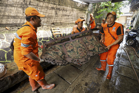 Banjir Petogogan Jakarta Surut, Warga Jemur Perabotan & PPSU Bersihkan Lumpur