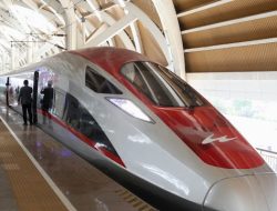 Mahfud MD Soroti Jaminan Rahasia Utang Kereta Cepat Whoosh ke China: Analisis Risiko & Kontroversi