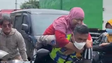 Polantas Menyapa Bantu Warga & Sopir Truk Terdampak Banjir Kaligawe Semarang