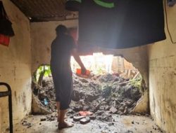 Tanggul Baswedan Jebol, Tembok Rumah Warga di Jati Padang Ambruk Diterjang Banjir