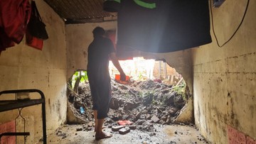 Tanggul Baswedan Jebol, Tembok Rumah Warga di Jati Padang Ambruk Diterjang Banjir