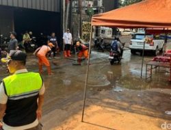 Banjir 1 Meter di Kemang Raya Dibersihkan PPSU, Lalu Lintas Terganggu