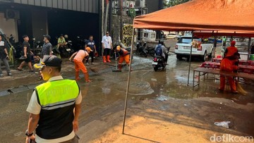 Banjir 1 Meter di Kemang Raya Dibersihkan PPSU, Lalu Lintas Terganggu