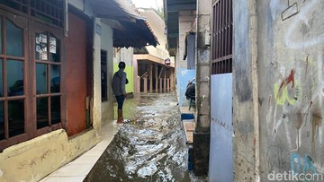 Tanggul Baswedan Jebol, 10 RT di Jati Padang Jaksel Terendam Banjir: 2 Rumah Rusak
