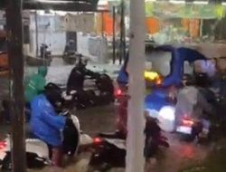 Banjir Kebon Jeruk Jakarta Barat Pagi Ini: Lalu Lintas Macet, Motor Mogok!